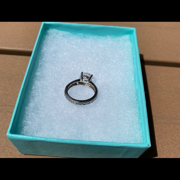 💕Host Pick💕Large Solitaire Ring with pave band. - Picture 7 of 8